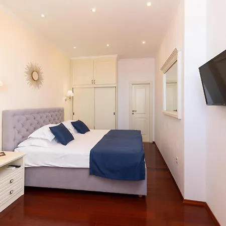 Awesome In With House Sea View Apartman