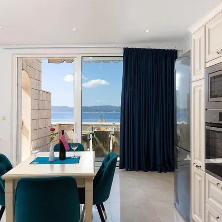 Apartman Awesome In With House Sea View